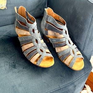 Fun Rockport shoes Womens Wide Blue Suede US 8.5 Strap Shoe worn once!